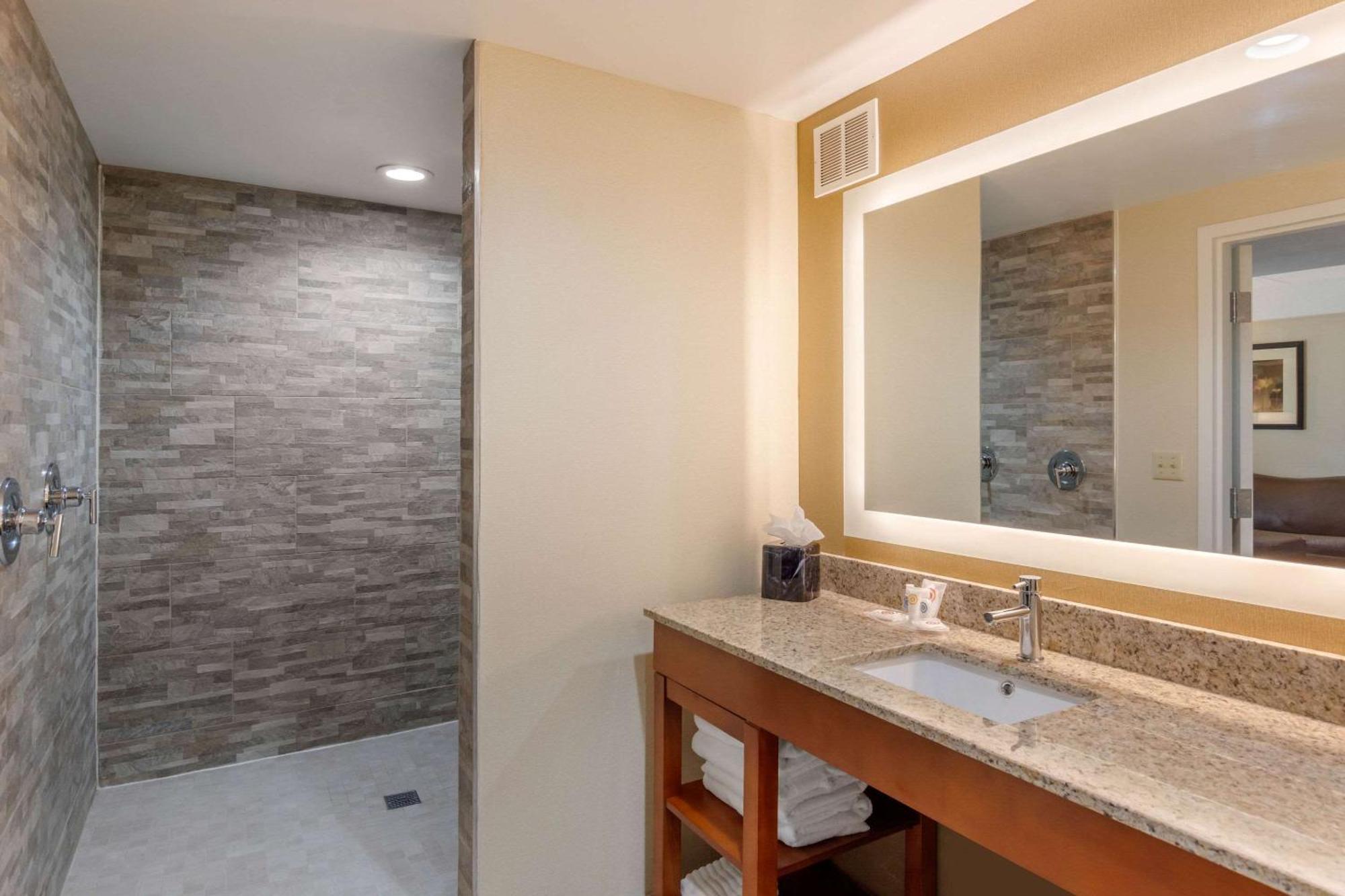 Comfort Suites Southpark Colonial Heights Exterior photo